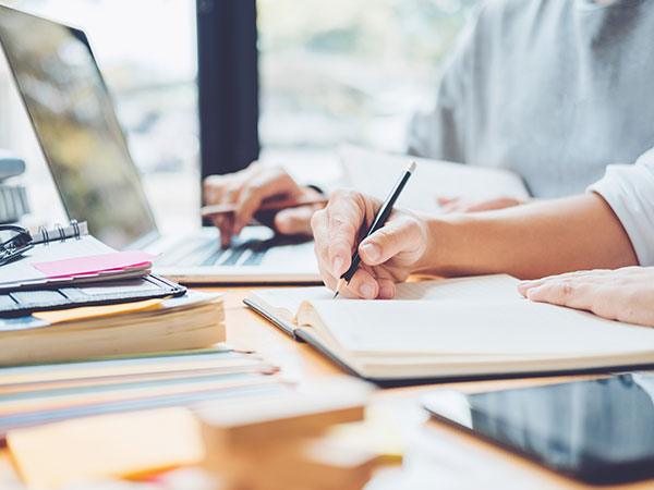 People who use handwriting and laptops